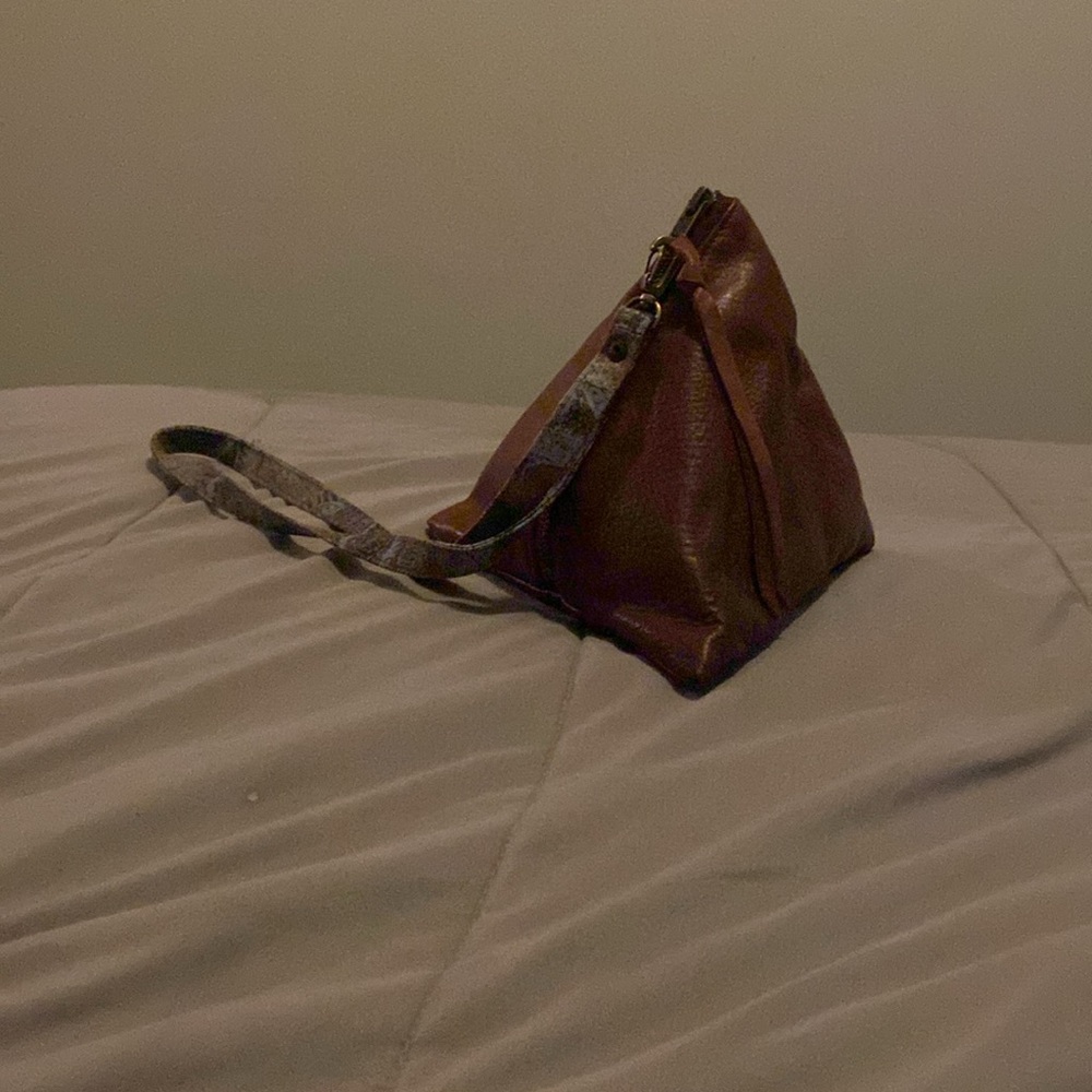 Triangular leather purse